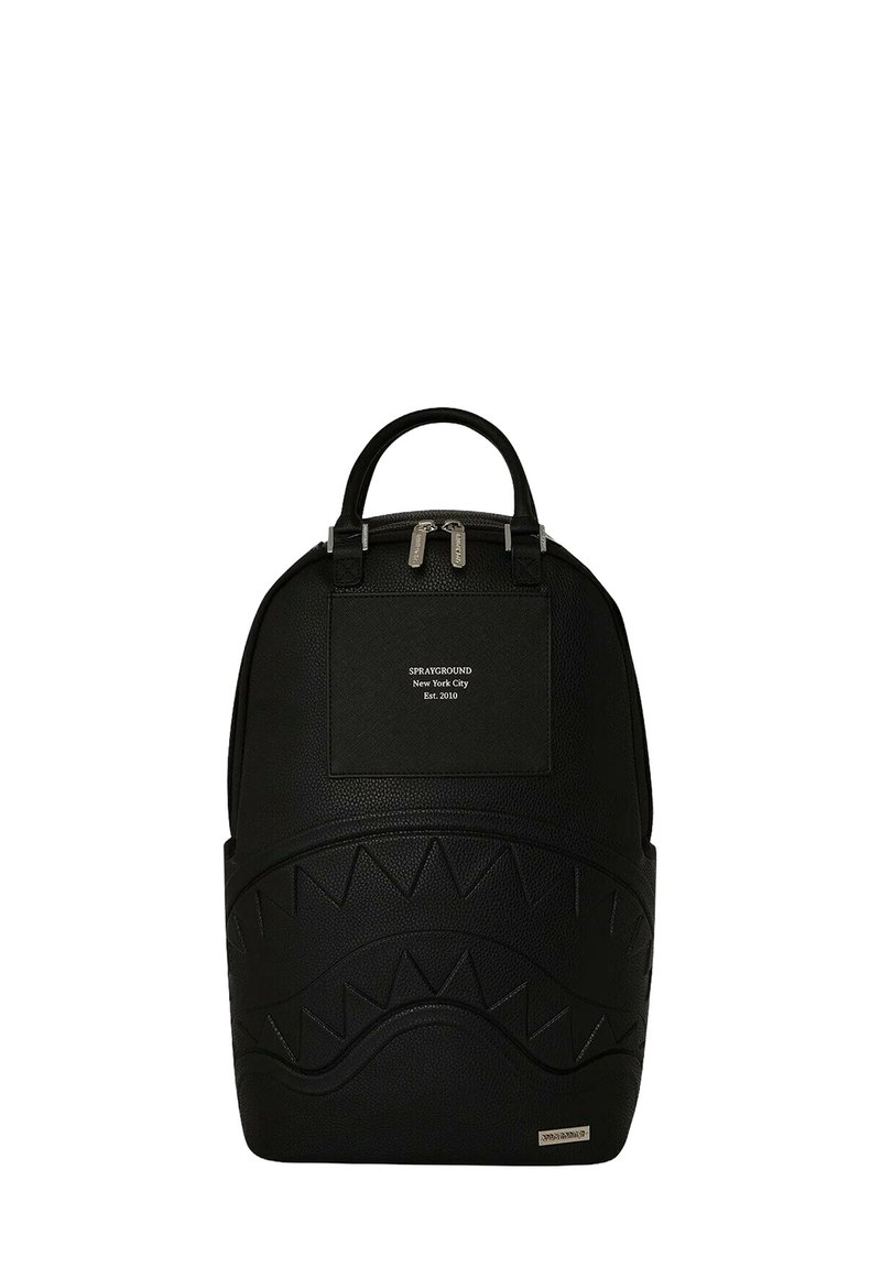 Mochila negra con un acabado texturizado, que presenta patrones en zigzag y un bolsillo frontal. Acentos de hardware plateado y dos cremalleras en la parte superior.