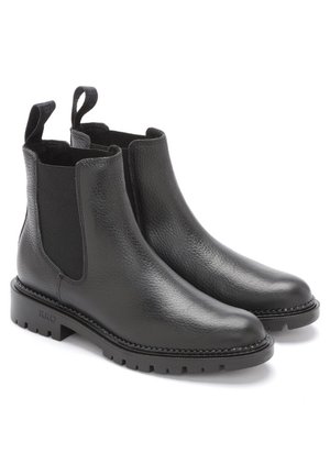 Czarne skórzane botki Chelsea z elastycznymi bokami, uchwytami do wkładania, fakturowanym wykończeniem oraz wytrzymałą gumową podeszwą z detalami szycia.