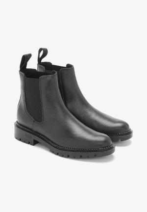 Czarne skórzane botki Chelsea z elastycznymi bokami, uchwytami do wkładania, fakturowanym wykończeniem oraz wytrzymałą gumową podeszwą z detalami szycia.
