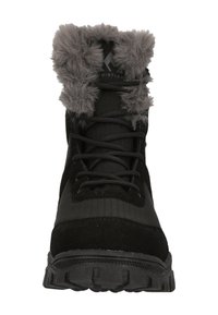 Svart vinterstövel med en texturerad tygöverdel, fuskpälskrage och slitstark gummisula. Har snörning och logodetalj på tungan.