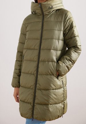 Oliwkowo-zielona pikowana kurtka puchowa z kapturem, zamkiem z przodu i bocznymi kieszeniami, noszona przez osobę z ręką w kieszeni.