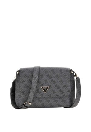 Sac bandoulière gris foncé avec motif logo intégral, bandoulière réglable et logo métallique triangulaire GUESS USA sur le rabat avant.