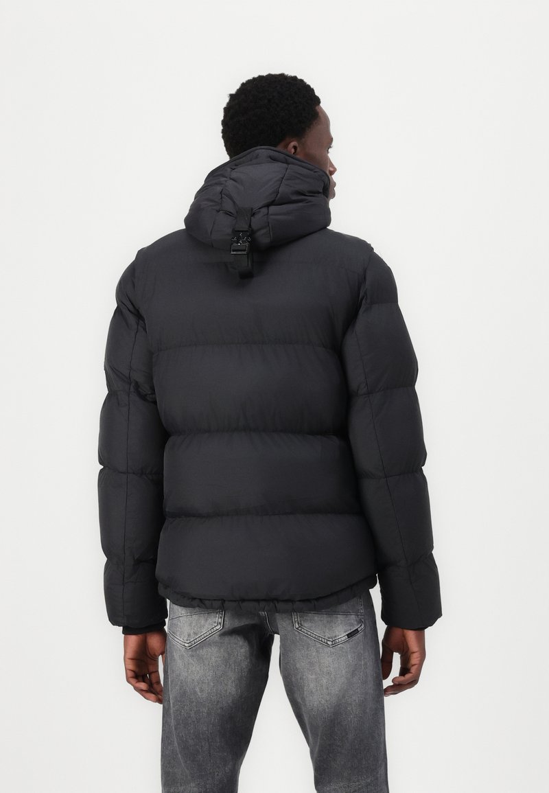 Schwarze Daunenjacke mit Kapuze, mit einem gerafften Kragen und verstellbarem Verschluss. Das Material wirkt glatt und isoliert, mit einem gepufften Design.