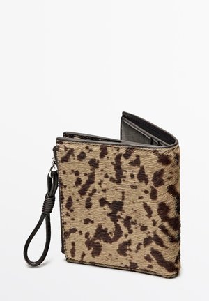 Brun og beige pung med et leopardmønster, der har en tekstureret overflade og et sort håndledsrem for nem transport.