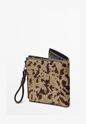 Portefeuille marron et beige avec un motif léopard, présentant une surface texturée et une sangle noire pour un transport facile.