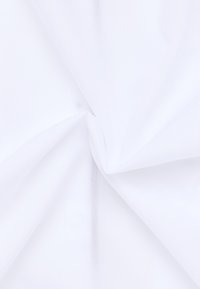 Weißer Stoff mit glatter Textur, dezentem Glanz und leichten Falten, die seine leichte und luftige Beschaffenheit zur Schau stellen.