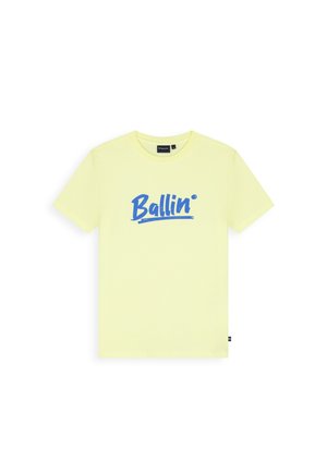 Lichtgele T-shirt met korte mouwen en blauwe "Ballin'"-tekst met onderschrift centraal op de borst, ronde hals en een klein zwart label aan de zijkant.