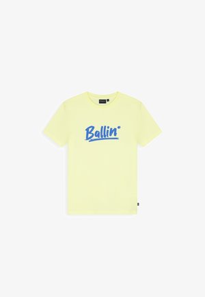 Lichtgele T-shirt met korte mouwen en blauwe "Ballin'"-tekst met onderschrift centraal op de borst, ronde hals en een klein zwart label aan de zijkant.