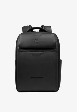 Mochila rectangular negra con dos compartimentos con cierre, una asa superior, correas acolchadas para los hombros y un logo sutil en el frente.