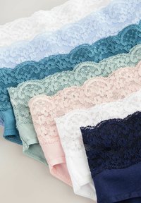 Une collection de sous-vêtements en dentelle dans des teintes pastel, y compris blanc, bleu clair, vert, rose et marine, avec un ourlet en dentelle festonnée.