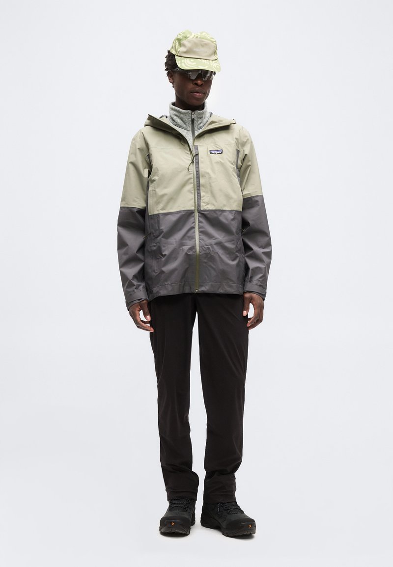 Patagonia BOULDER FORK RAIN - Hardshellová bunda - forge grey/river rock green