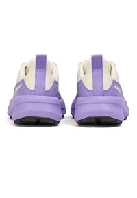 Paarse en crèmekleurige sneakers met een dikke zool, textuuraccenten en gelabelde hieltabs. Het ontwerp bevat een mix van gladde en rubberachtige materialen.