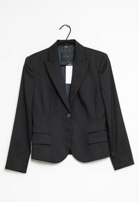 Schwarzer Blazer mit taillierter Passform, einreihigem Knopfverschluss, zwei Vorderaschen und Reverskragen. Aus glattem Stoff, hängt an einem Haken.