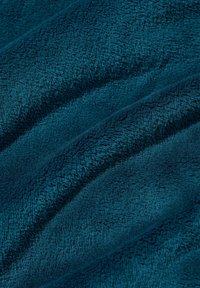 Tirkizna plišasta tkanina s mekom, teksturiranom površinom, koja sadrži uzdignute vlakna i suptilne uzorke, stvarajući ugodan izgled.