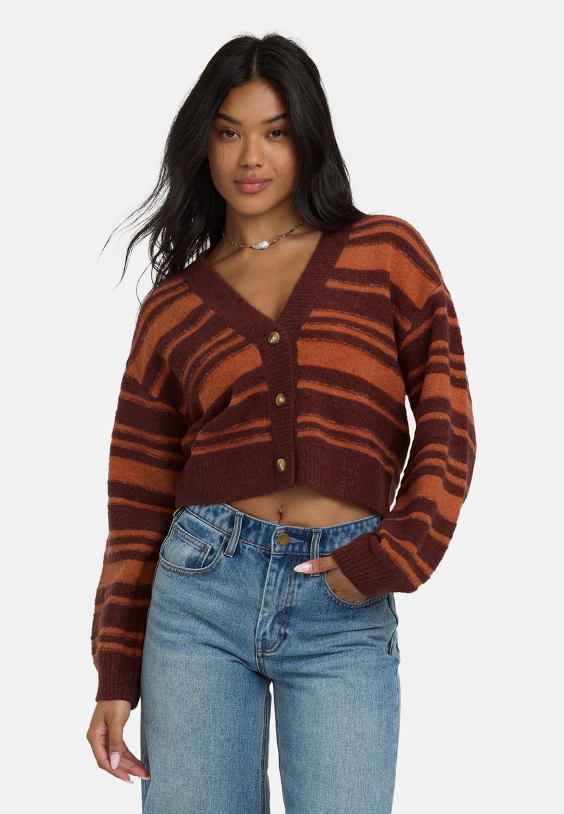 Gestreifter kurz geschnittener Cardigan in Rost und Braun, mit tiefem V-Ausschnitt, fünf goldenen Knöpfen und gerippten Bündchen. Weicher Textur.