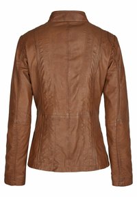 Veste en cuir marron au design ajusté, avec des détails de coutures verticales et un col montant, mettant en avant une texture lisse et une coupe soignée.