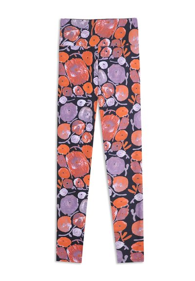 Leggings med hög midja, som har ett iögonenfallande blommönster i orange och lila på en svart bakgrund.