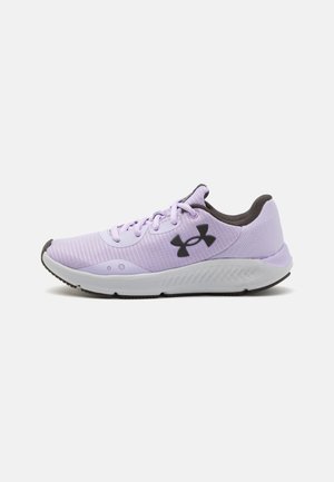 Jasnofioletowy but do biegania Under Armour z czarnym logo, białą podeszwą i czarnym bieżnikiem, pokazany z boku na białym tle.