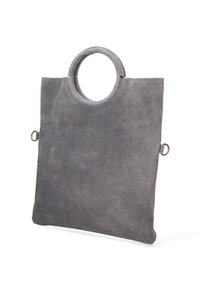 Borsa tote in suede grigio con manici circolari e anelli metallici su ciascun lato per opzioni di tracolla, mostrata su sfondo bianco.