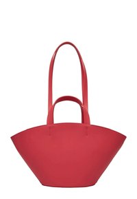 Rode leren tote bag met een brede, hoekige vorm en twee lange handvatten. Gladde textuur met minimale stikseldetails.