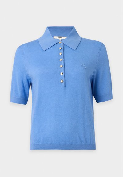 Polo en maille bleu clair à manches courtes avec petit col et sept boutons dorés au centre devant.