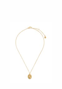 Hieno kultainen ketjukoru, jossa on soikea riipus, jossa pieniä vihreitä kukka- ja helmenkaltaisia yksityiskohtia.