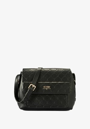 Czarna pikowana skórzana torebka crossbody z regulowanym paskiem oraz złotym zapięciem i detalem logo na przedniej klapie.