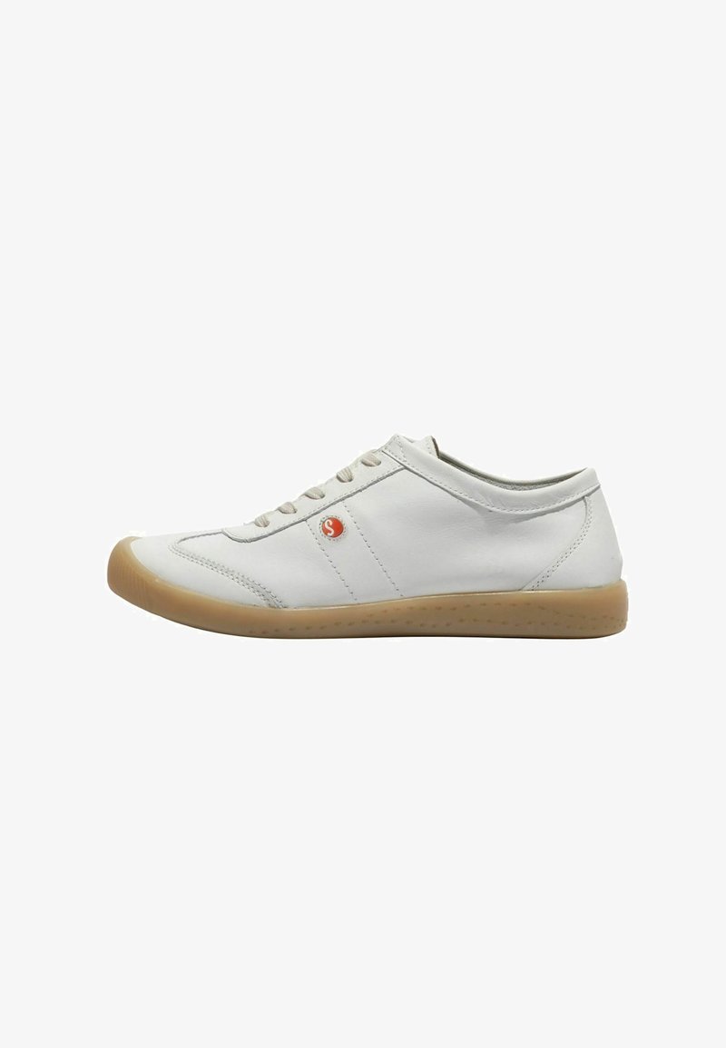 Sneaker casual bianca a taglio basso con suola in gomma beige, chiusura frontale con lacci e piccolo logo circolare rosso sul lato.