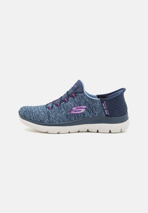 Skechers Slipper Schuhe mit blauen Strickobermaterial, lila Akzenten und weißer gepolsterter Sohle. Texturierter Rücken und schnürsenkelloses Design für angenehmen Tragekomfort.