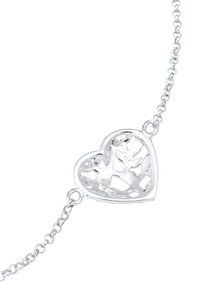 Silverarmband med ett hjärtformat hänge med intrikata utskurna blomsterdesigns, fäst vid en delikat kedja.