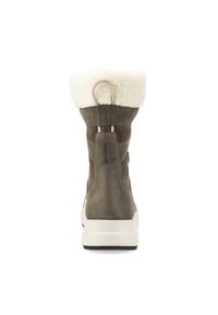 Stivaletto impermeabile marrone con un risvolto in pelliccia sintetica color crema. Presenta una tomaia in suede testurizzato e una suola in gomma bianca. Anello di estrazione sul retro.
