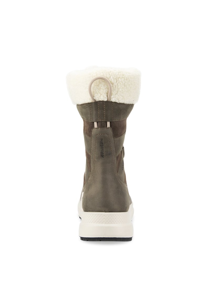 Brun vattentät boot med en gräddfärgad imitation fårskinnskant. Har en texturerad mocka ovandel och en vit gummisul. Ringdrag på baksidan.