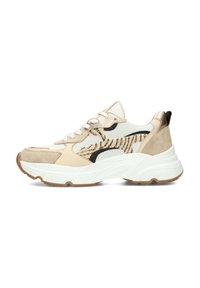 Sneaker spesse caratterizzate da una combinazione di suede beige e mesh, con accenti neri e dorati; suola intermedia bianca spessa e suola in gomma marrone.