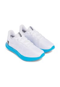 Weiße Sportschuhe mit einer strukturierten Oberseite, ausgestattet mit einer blauen Außensohle und Akzenten. Schnürsenkel und das Logo auf der Zunge sind sichtbar.