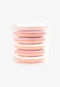 Set med sex runda makeupsvampar i en genomskinlig behållare. Svamparna har olika nyanser av rosa och beige, med mjuka, texturerade ytor.
