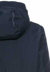 Marineblauwe, waterdichte jas met een capuchon. Soepele stof, strakke uitstraling, met teXXactive branding op de zijkant van de kraag.