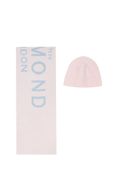 Sciarpa rosa con il testo "LONDON" azzurro chiaro accanto a un semplice berretto rosa lavorato a maglia su uno sfondo bianco.