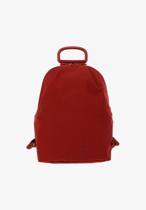 Sac à dos rouge de forme arrondie, fabriqué en tissu texturé. Il dispose d'une poignee supérieure, de bretelles réglables et d'un design minimaliste.