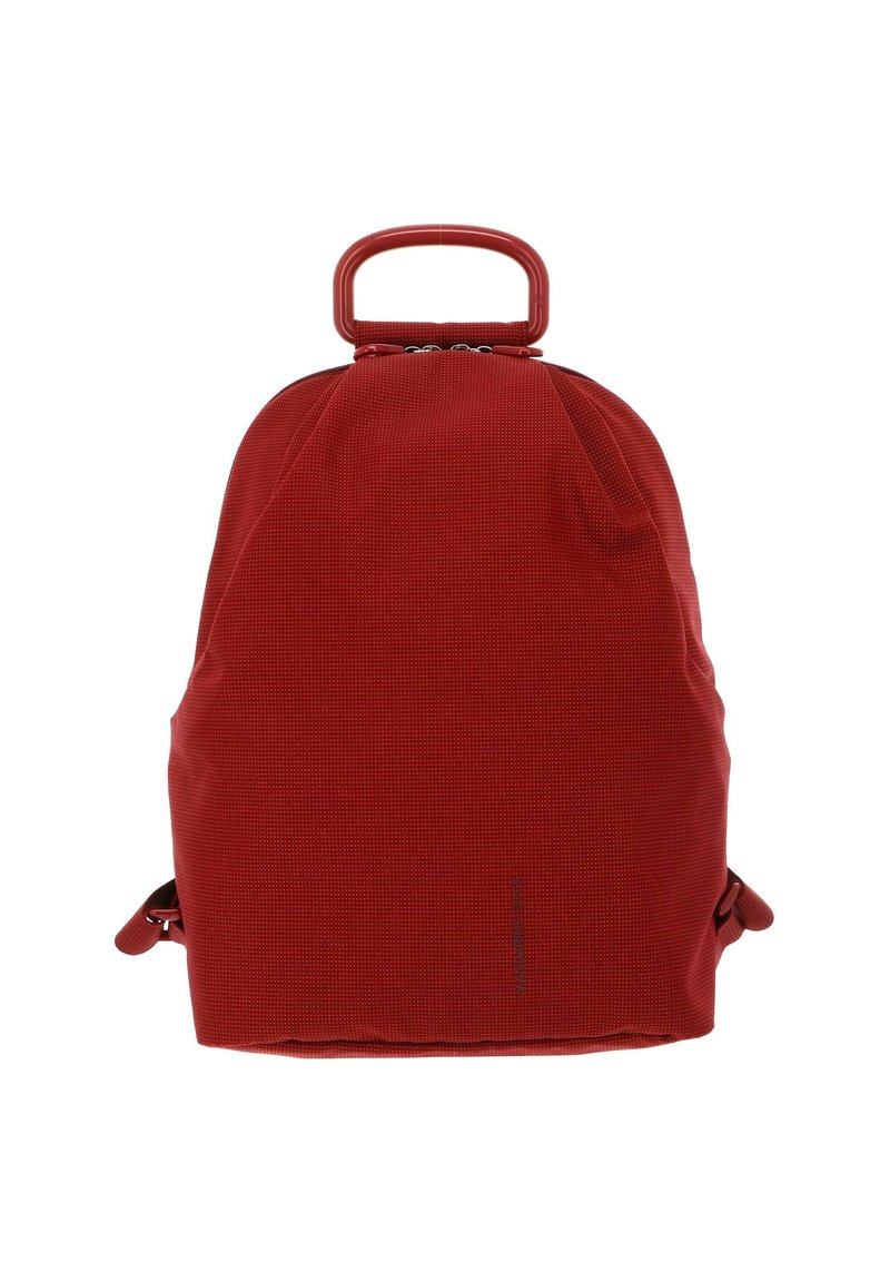 Zaino rosso con forma arrotondata, realizzato in tessuto testurizzato. Presenta una maniglia superiore, spallacci regolabili e un design minimalista.