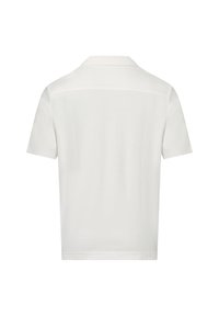 Polo a maniche corte di colore bianco, realizzato in tessuto a maglia testurizzato, con colletto classico e senza loghi o decorazioni visibili.