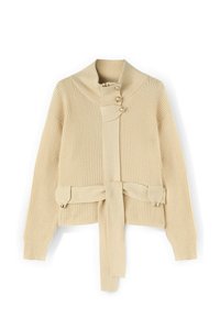 Krémový pletený kardigán s vysokým límcem, se čtyřmi dekorativními knoflíky a zavazovacím páskem v pase. Po celé ploše má žebrovanou texturu.