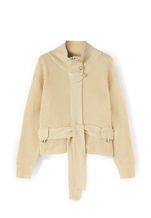 Cardigan lavorato a maglia color crema con colletto alto, caratterizzato da quattro bottoni decorativi e una cintura legata in vita. Texture a coste in tutto il capo.