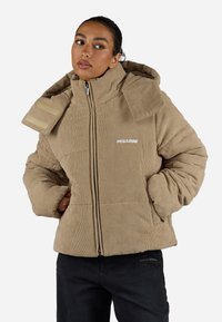 Ruda plombiruota striukė su didele kapuce, aukštu apykakle ir priekiu užtraukiama. Su šoninėmis kišenėmis ir subtiliu logotipu. Storis, tekstūruotas audinys.