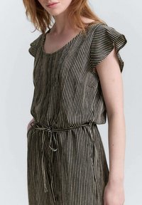 Zwart-wit gestreepte blouse met fladdermouwen, een ronde hals en een trekkoord in de taille voor een verstelbare pasvorm. Lichtgewicht, gestructureerde stof.