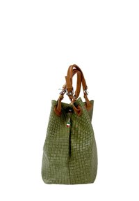 Groene geweven leren tas met tan kleurige leren handvatten, voorzien van een geëtste ruitpatroon, metalen hardware en een klein Italiaans vlaggetje als charmlijst.