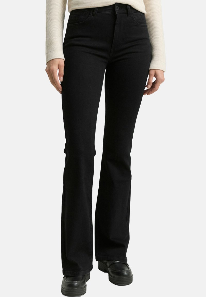 Schwarze Jeans in ausgestelltem Schnitt mit hoher Taille, aus Denim gefertigt. Verfügt über Taschen vorne und hinten, Gürtelschlaufen sowie eine glatte, strukturierte Oberfläche.