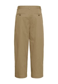 Pantalon beige coupé court avec passants de ceinture, deux poches passepoilées boutonnées à l'arrière, et coupe droite.
