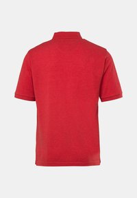 Camiseta polo roja con cuello, mangas cortas y una textura de tela suave. Diseño sencillo sin patrones visibles ni adornos.