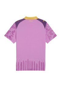 Lila és rózsaszín, rövid ujjú mez, gradient mintával és fröccsenéses mintázattal. Sárga gallérral és vállrészekkel rendelkezik.