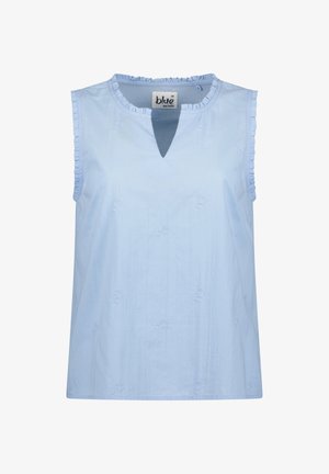 Mouwloze lichtblauwe blouse met kleine geborduurde rozen, geplooide randen bij de halslijn en armsgaten, en een V-vormige inkeping bij de kraag.